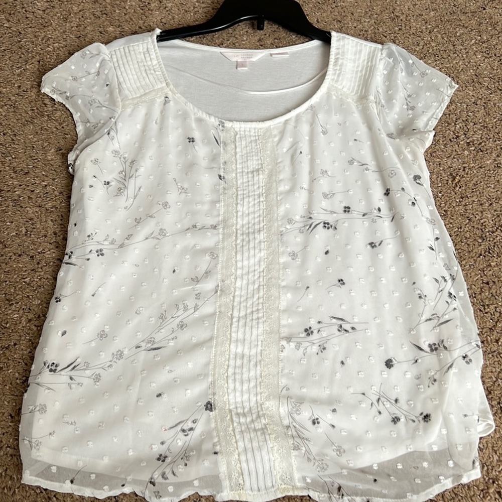 Lauren Conrad Summer flowy blouse🌻